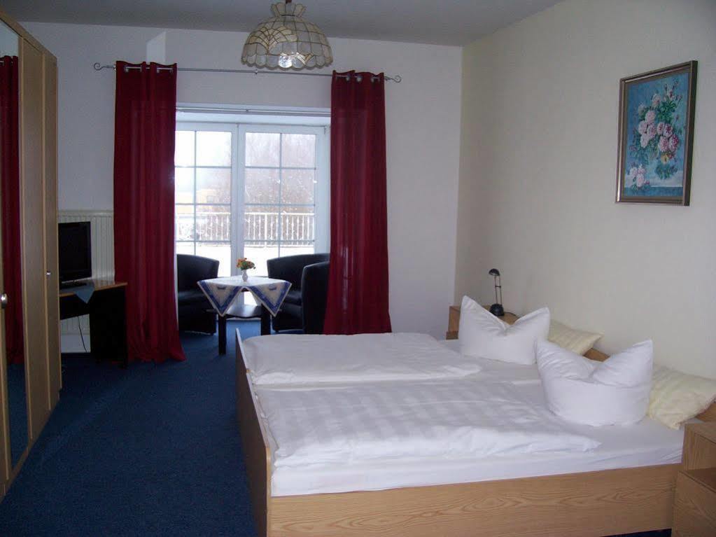 Hotel Reuterhof Reuterstadt Stavenhagen Extérieur photo